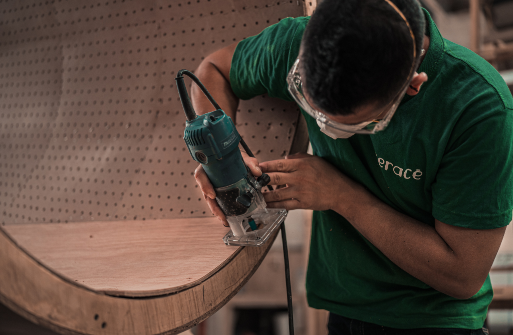 It is important to use the plunge router correctly for the best results. One of the most common problems that beginners have is using the wrong settings on their plunge routers. Most novice users need to understand what the plunge router settings mean.