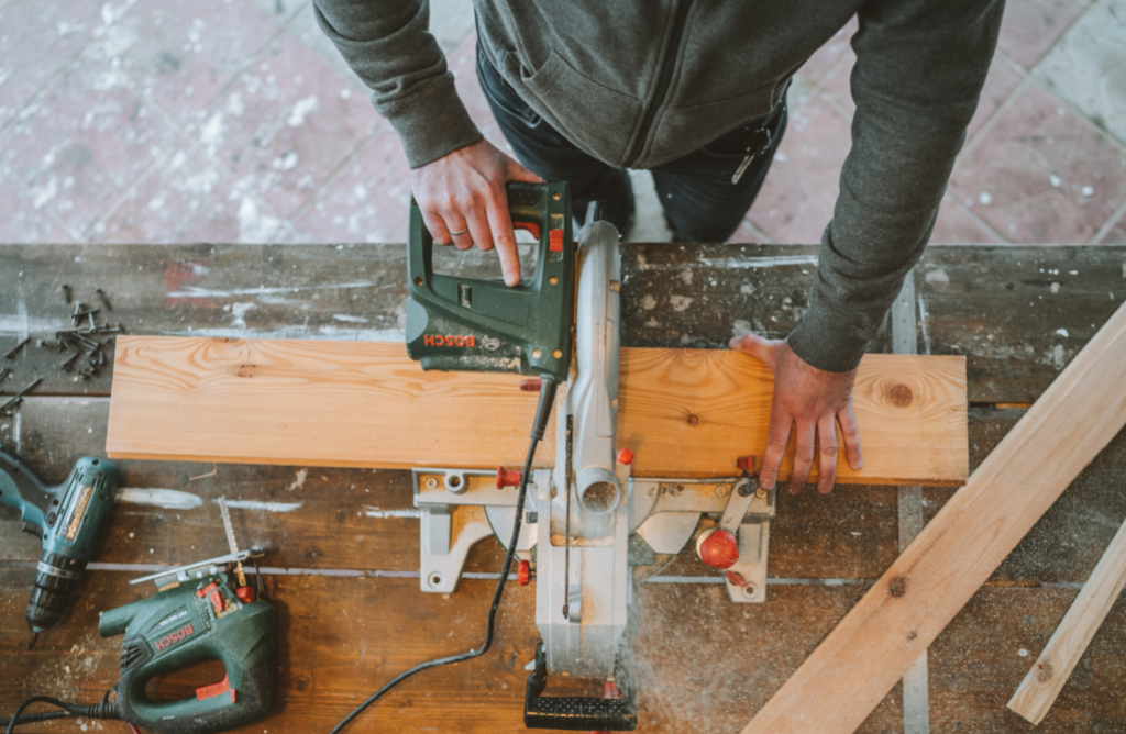 If this is your first time working with a plunge router, or if you need to gain the experience or knowledge to do the job right, The following tips can help simplify your next woodworking projects.